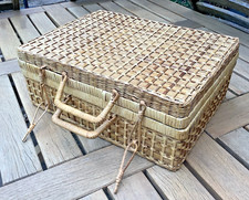 PICNIC HAMPER WICKER  VINTAGE RETRO CAMPER CLASSIC RALLY BEACH GARDEN PARTY PROP