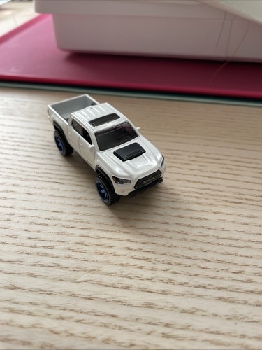 Hot wheels toyota tacoma - hot,