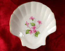 WHITE CERAMIC & FLORAL SCALLOP