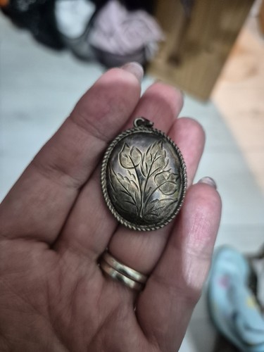 Vintage floral oval locket - oval,
