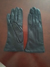 MARKS AND SPENCER LUXURIOUS REAL LEATHER LADIES GLOVES IN BLACK. MEDIUM SIZE