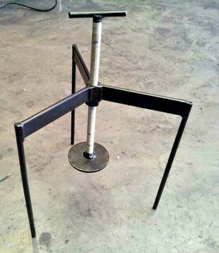 Floor level tripods for screed - level,