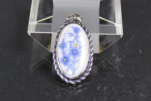Porcelain pendant hand