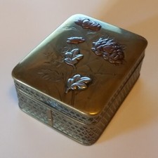 STUNNING ANTIQUE JAPANESE BRASS SNUFF BOX WITH FLORAL DESIGN
