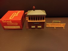 Tri-ang Railways R.61 Signal Box IPSWICH & R.68 Station Platform Sign