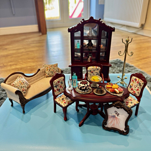Charming dolls house victorian - charming,