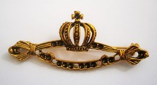 N756) Vintage gold tone crown coronet regal style bar brooch pin