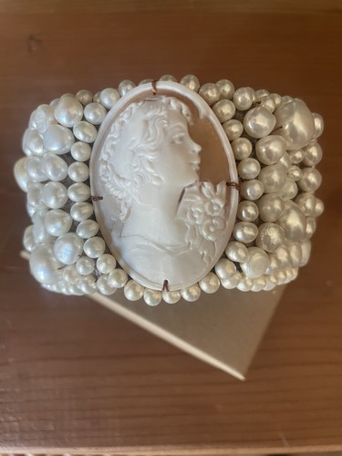 Amedeo pearl carved - carved, cameo
