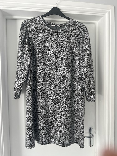 Woman black white animal - black,