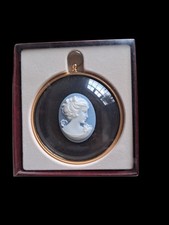 Peter Bates Miniature Cameo. New In Box. Made In England 7.5 Cm Diameter
