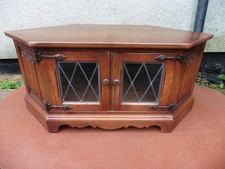 OLD CHARM CARVED OAK TWIN LEADED DOOR CORNER TV TELEVISION STAND, CLEAN ITEM.