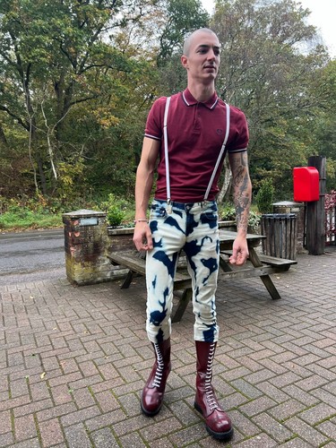 Skinhead bleachers stretch - skinhead,