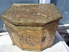 VINTAGE BRASS on WOOD COAL / LOG / STORAGE BOX - EMBOSSED HISTORICAL SCENE
