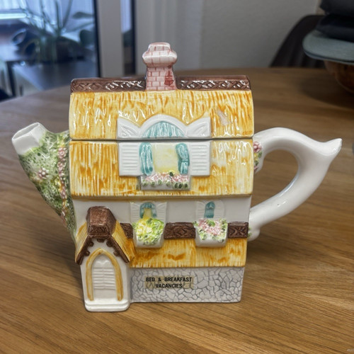 Leonardo novelty cottage - leonardo,