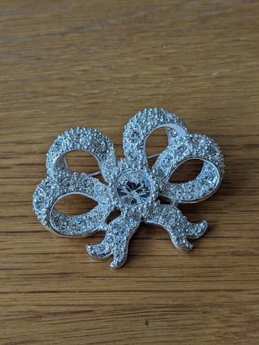 Queen victoria bow brooch - victoria,