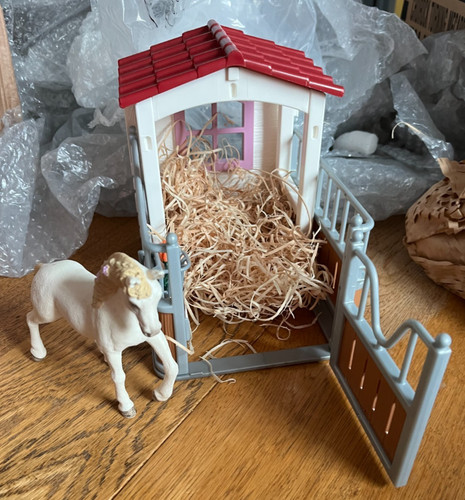 Schleich stable and horse good