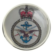 MINISTRY OF DEFENCE MOD  SILVER COLOUR EDGE BUTTON BADGE