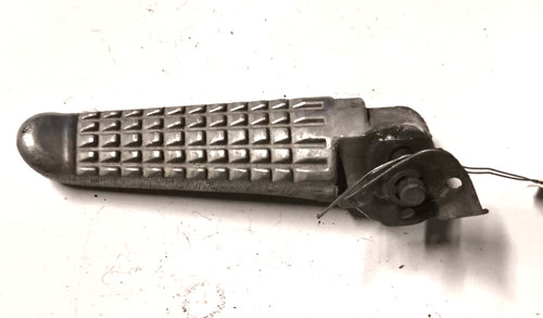 Suzuki 650 right footrest - suzuki, sv