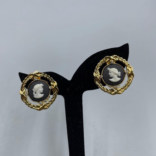 Wedgwood cameo style - cameo,