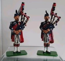 W BRITAINS 40210 SCOTS GUARDS PIPERS 2 PIECE SET NEW MINT BOXED  METAL QUALITY  