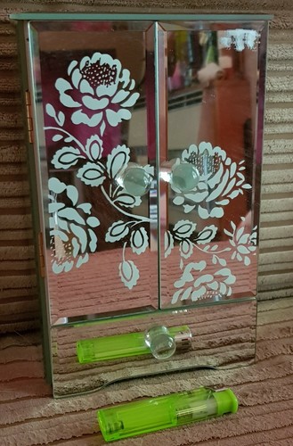 Mirrored jewellery locker and - jewellery,