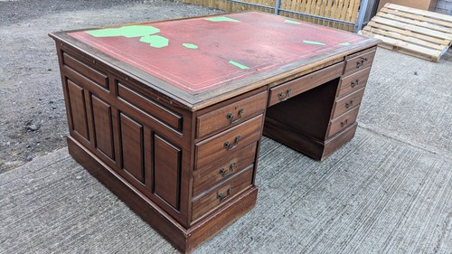 Huge reproduction pedestal