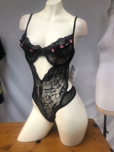 Black lace peek boo heart - black,