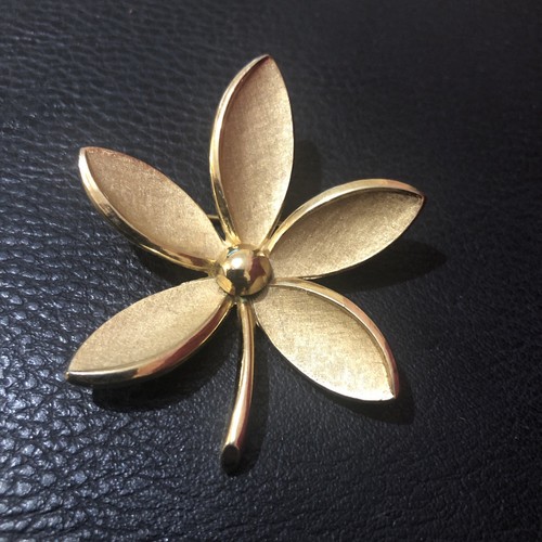 Crown trifari brooch gold - brooch, tone