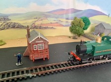 HARRY POTTER~Hornby Skaledale R7234 “Hogsmeade Signal Box” & Signalman~ OO Gauge