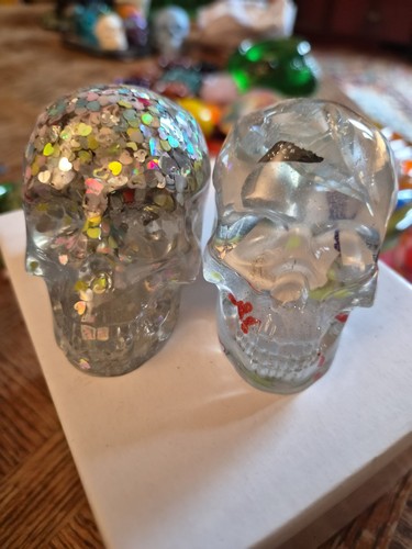 Resin skulls figurines - 2, for