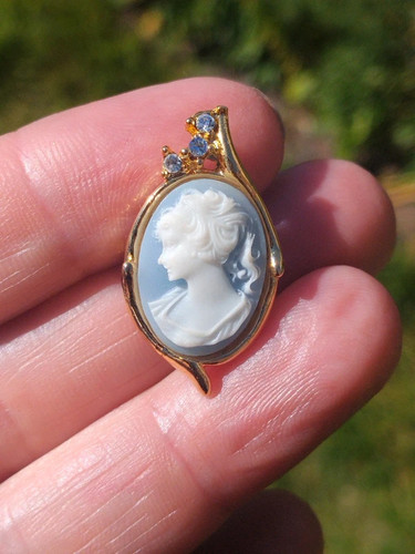 Small vintage cameo brooch - small,