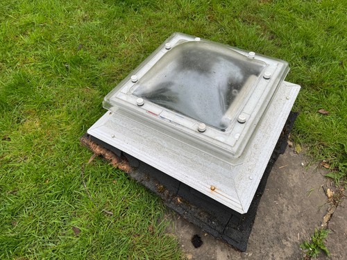 Flat roof domed rooflight