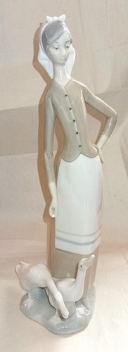 Tall lladro girl - (28cm),