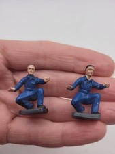 2 X Kneeling Mechanic Figures From Corgi Major Toys No.1142 Ford Holmes Wrecker.