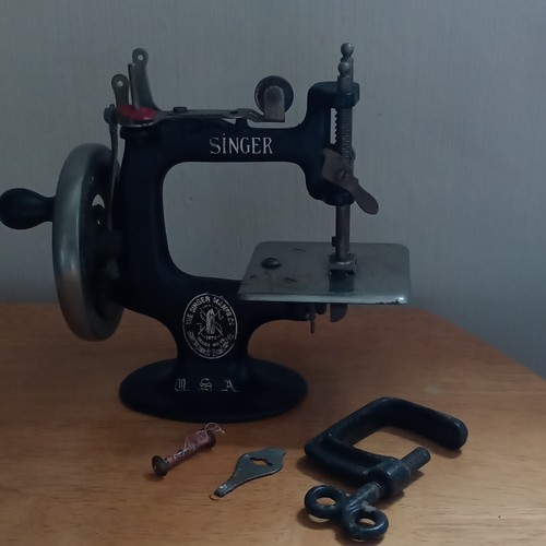 Singer mini mechanical hand - mini,