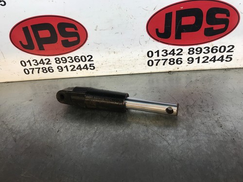 Mower deck hydraulic lift ram