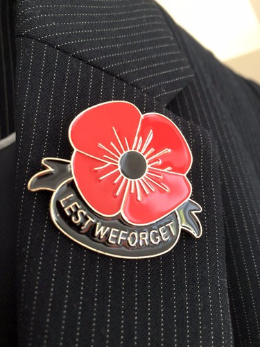 Red poppybadge flower pin - red,