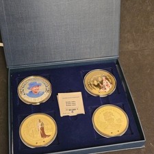 PORTRAITS OF OUR QUEEN Gold