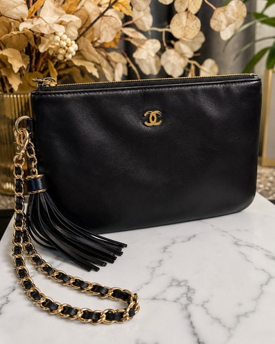 Chanel black quilted zip - black,