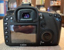 Canon 7d digital camera spares or repair with Meike MK-7DL Multi-battery pack.