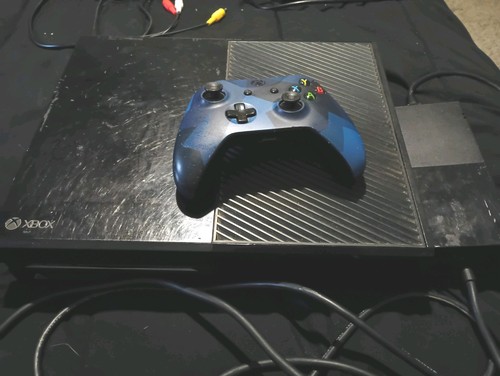 Box one with controler - x,