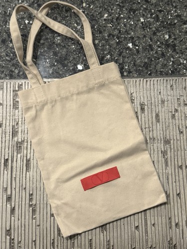Valentino garavani red logo - red,