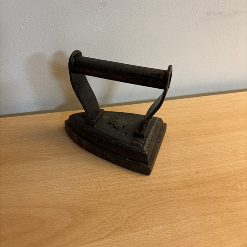 Vintage metal iron - no,