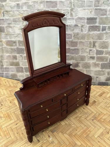 Dolls house scale - dolls,