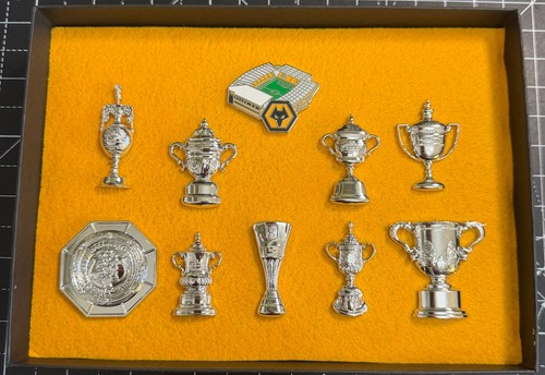 Wolves trophy pin badge set - trophy,