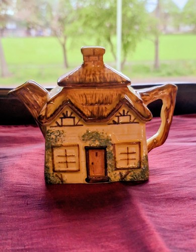 Vintage keele pottery cottage - keele,