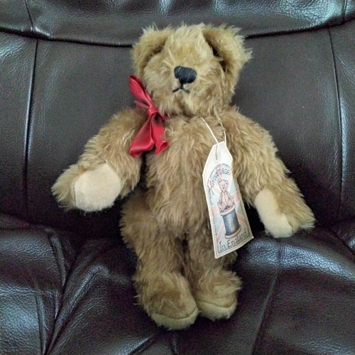 Jointed giggles bear hand - "giggles",