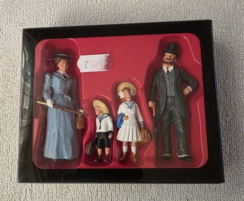 Preiser 45062 scale family - g,