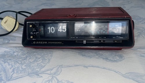 Sanyo stereocast flip - flip, clock