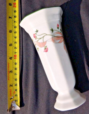 Johnson Bros 1981 ETERNAL BEAU - bud VASE